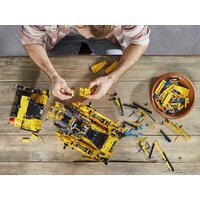 LEGO Technic 42131 Бульдозер Cat D11 на пульте управления Image #10