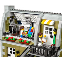 LEGO 10243 Parisian Restaurant Image #20