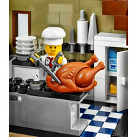 LEGO 10243 Parisian Restaurant Image #16